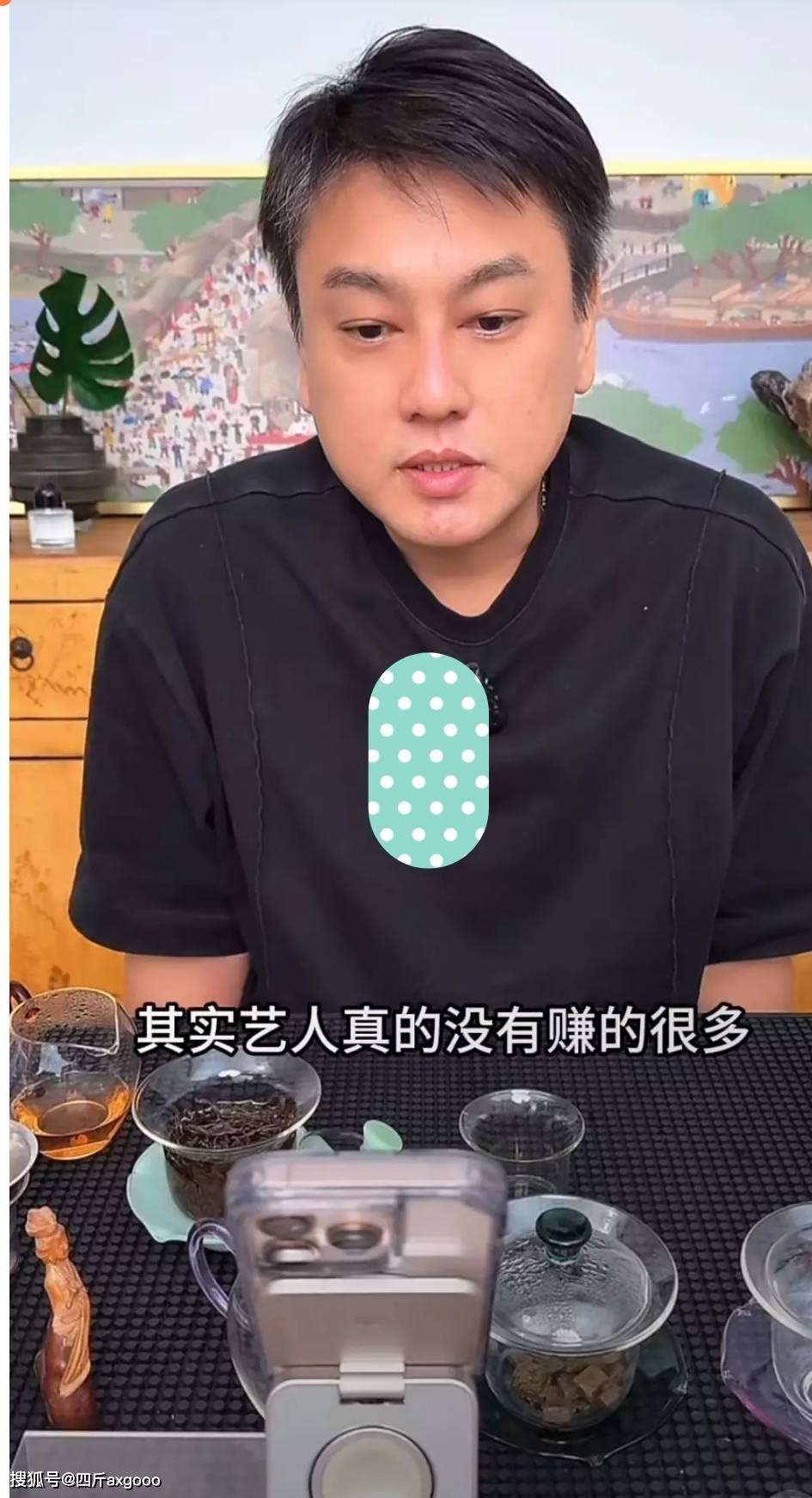 原创            朱孝天直播惹争议！表示明星赚的不多，希望汪小菲多赚钱养孩子