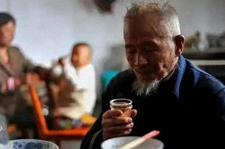 研究发现:那些每天喝点白酒的人,到60岁以后,大多出现这些情况