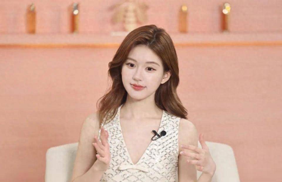 原创            赵露思被曝复出失败，多家品牌终止合作，无戏可拍只能倒退做网红