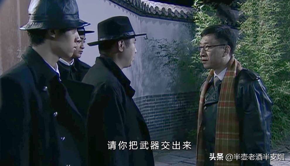 原创            吴敬中已经动了杀机：余则成稍有异动，三个黑衣杀手会不会开枪？