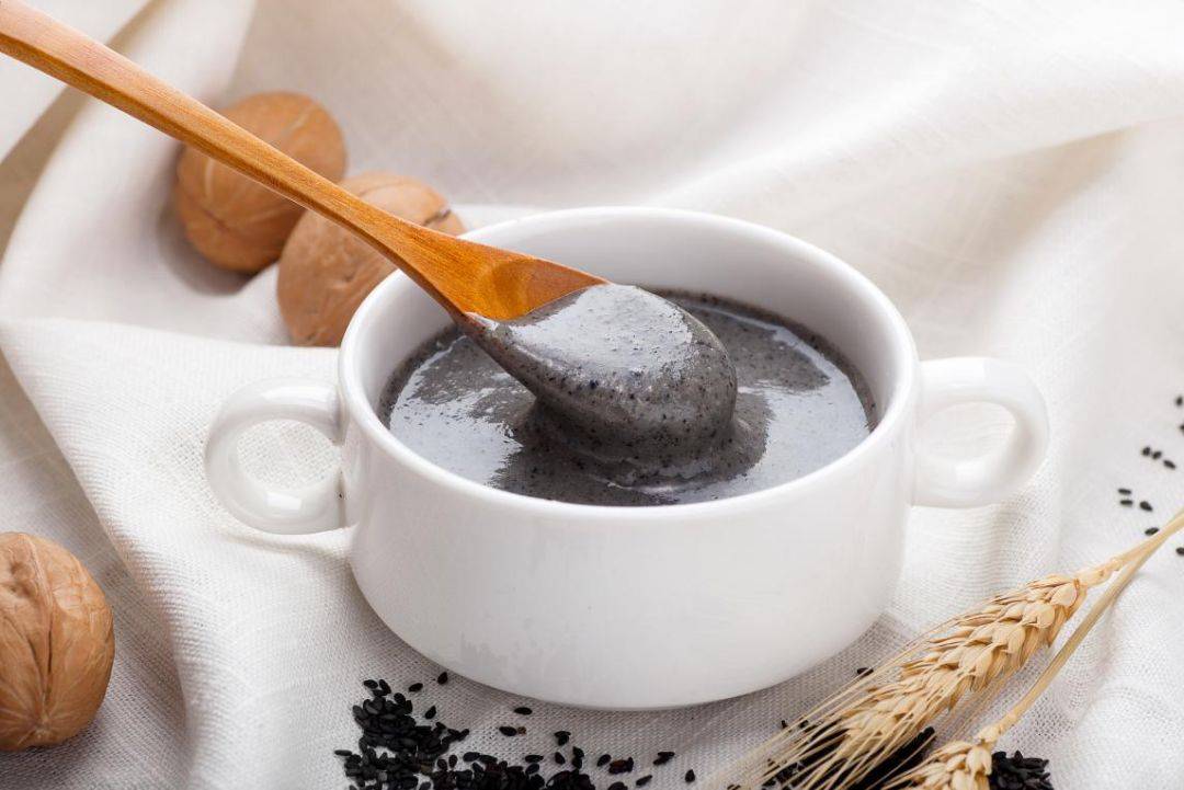 年纪轻轻长白头发？试试这6种食材，把头发“养”黑回来！