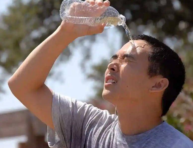 原创            中暑人数增多?医生建议:高温天吃冰解暑,这几件事需谨慎避开