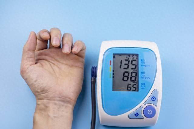 血压稍高就吃药？医生：先搞懂这6个关键问题，避免吃错害了自己