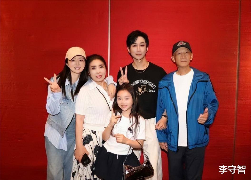 原创            董璇炒再婚话题，谢娜张杰真人秀热议，佟丽娅无辜躺枪