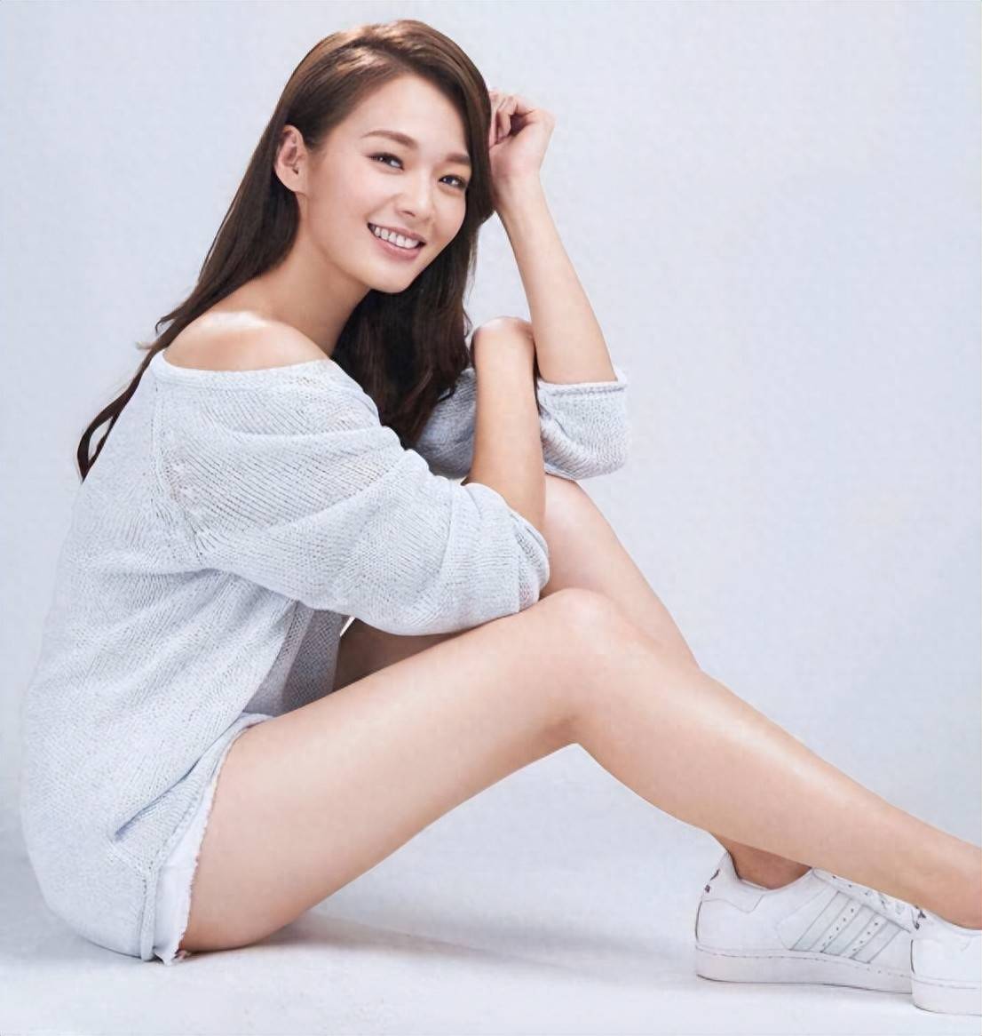 TVB“长腿女神”学霸身份曝光，半工半读牛津大学，离婚独自带娃