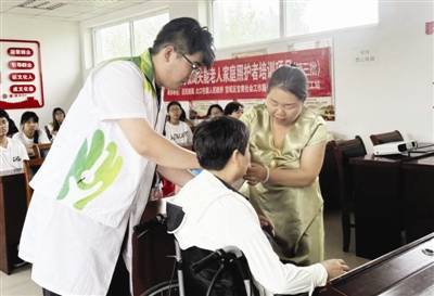 送专业技能 让失能老人更舒适