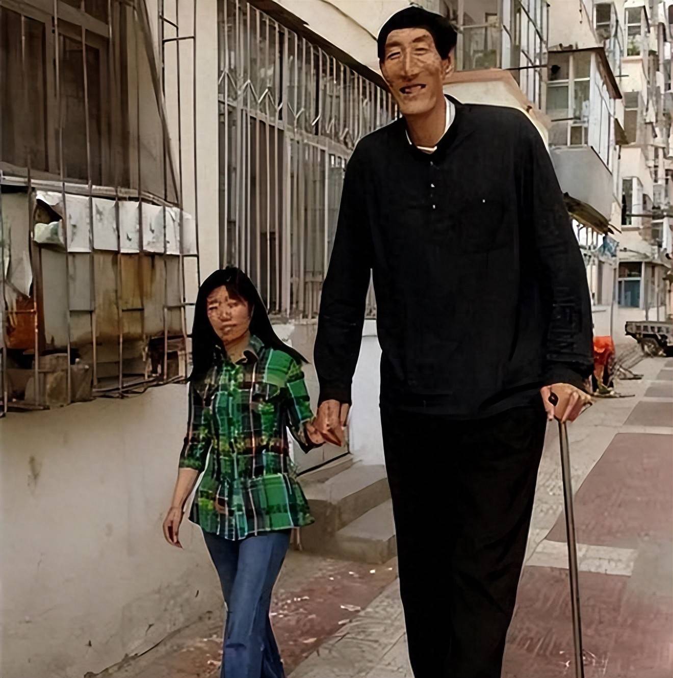 原创            中国第一巨人鲍喜顺：不听医生劝告非要生子，现在儿子长到多高