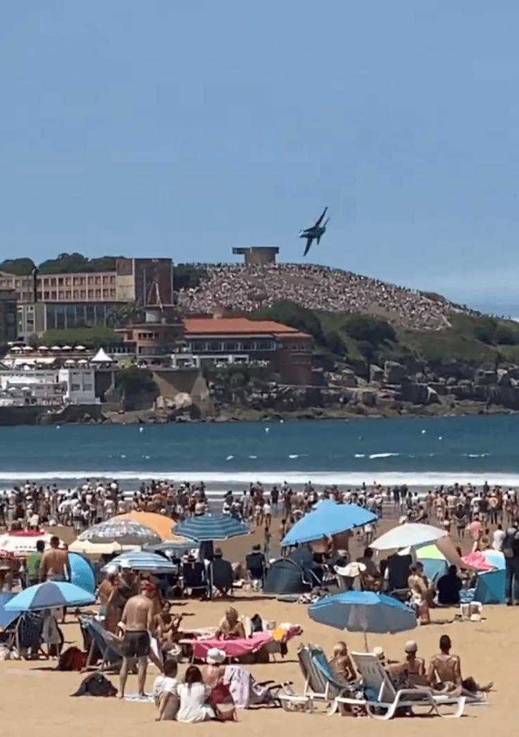 西班牙战机表演中突然飞向人群并剧烈翻转，险些坠海 回应：为了躲鸟