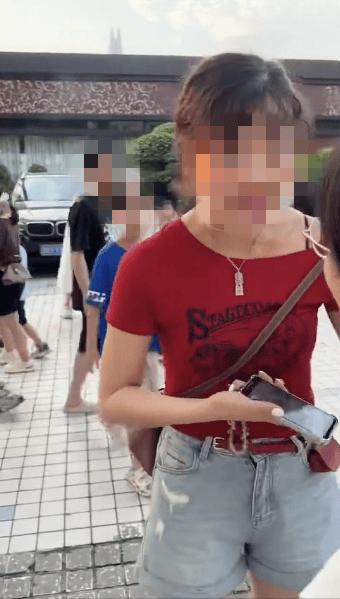 重庆渝中通报“洪崖洞强拉拍照事件”