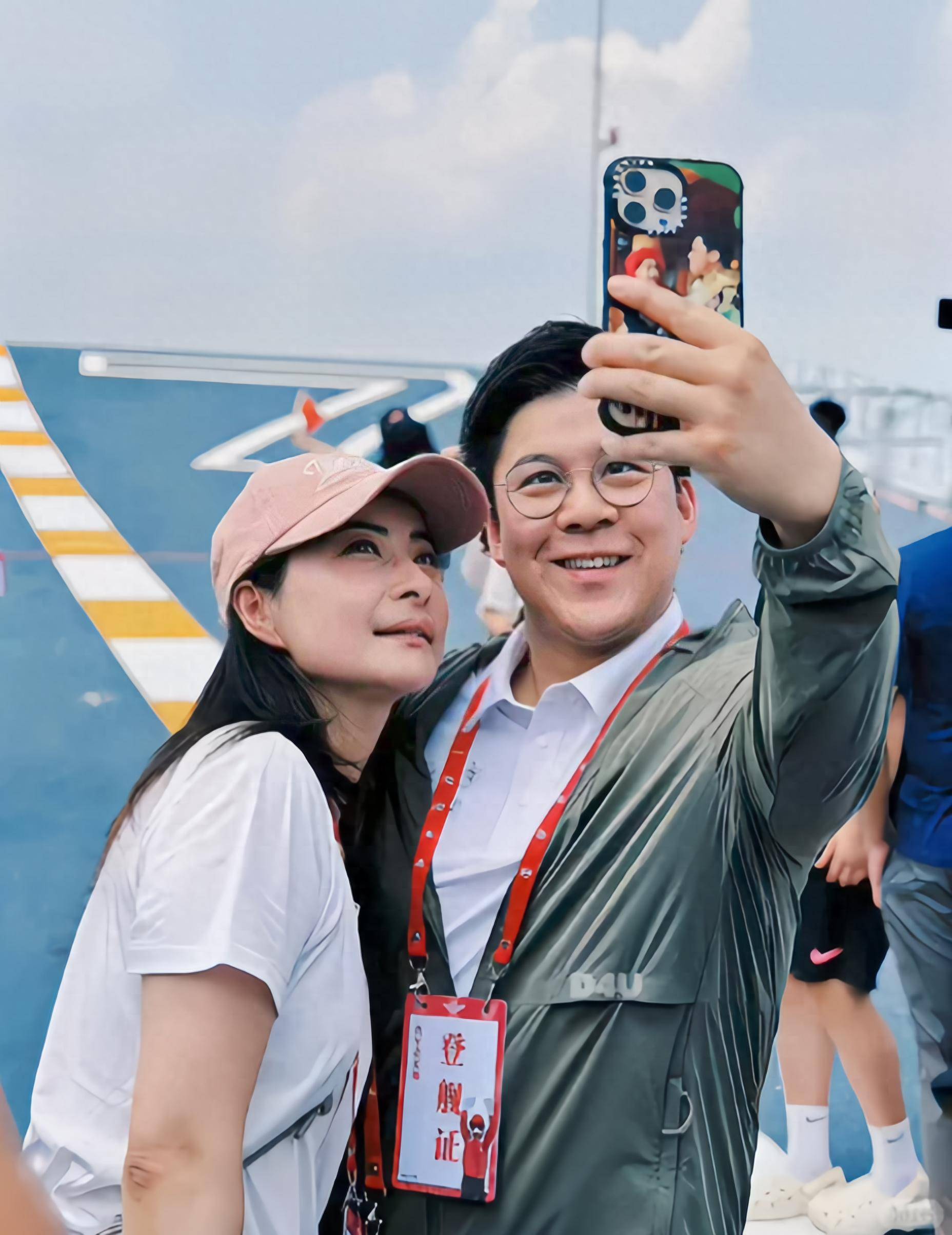 原创            贵阳偶遇明星，郭晶晶脸凹瘦成皮包骨，霍启刚大肚被众人围观