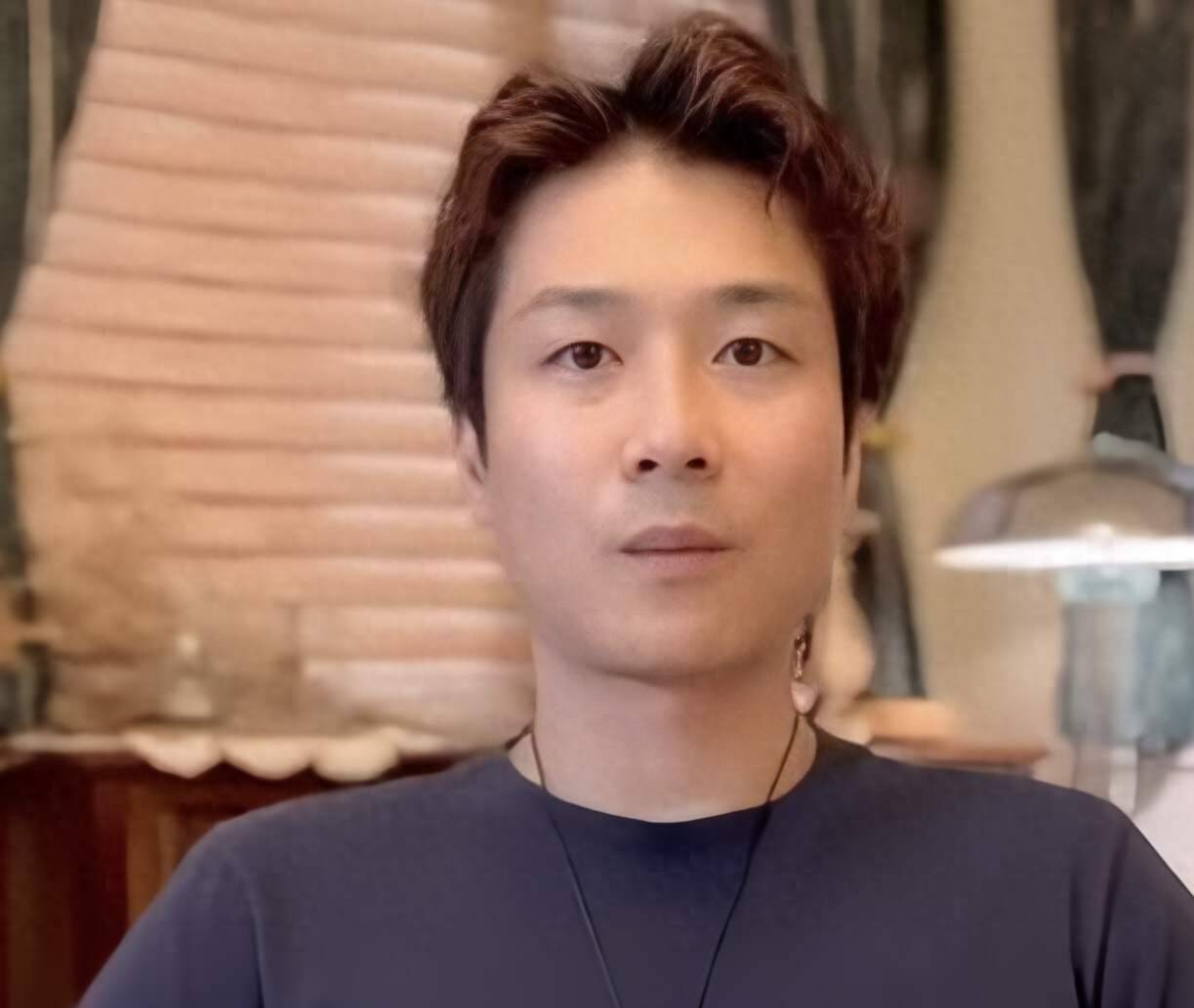 TVB知名男星突然宣布离巢，镜头前主动求工作，四年换四位女友