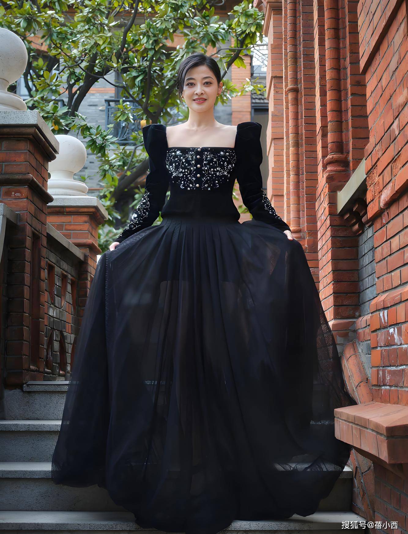 原创            50岁梅婷新盘起发型年轻20岁，一身公主在逃打扮，美得像换了个人