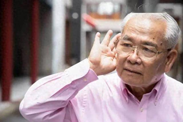 为什么耳朵越来越听不清？你以为是老了，医生：或是4种疾病造成