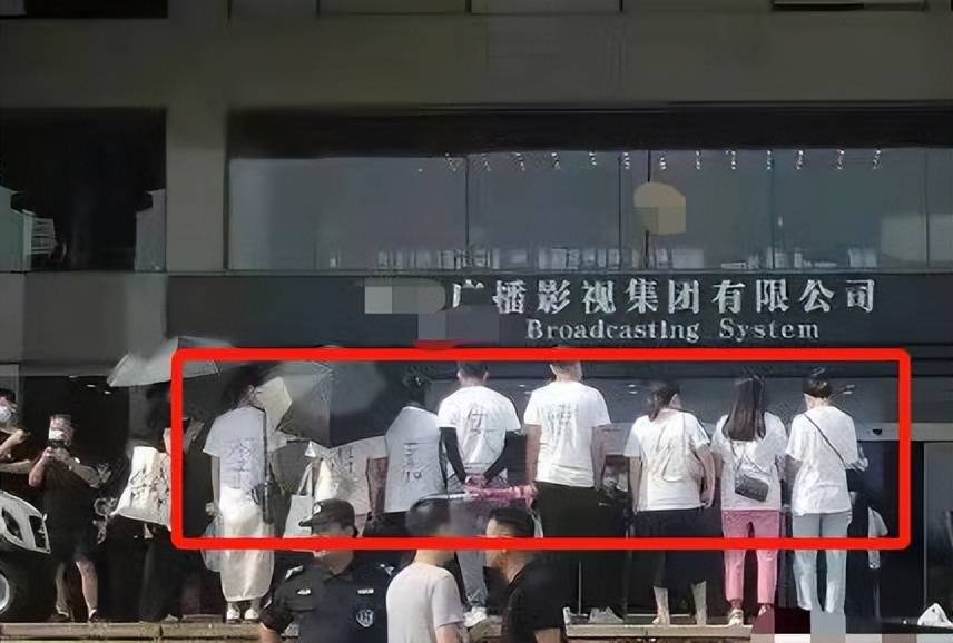 原创            从主持人到精神病！李维嘉代言风波消失2年后，现状令人忧心