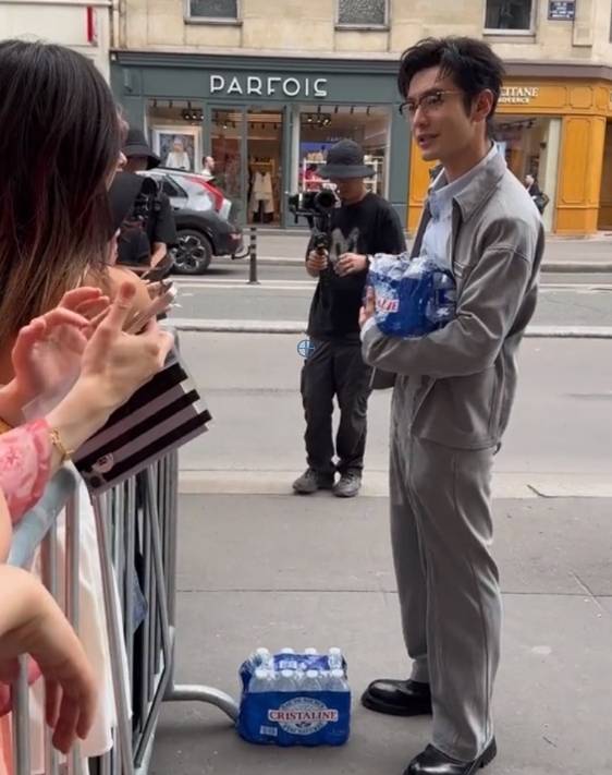 原创            47岁黄晓明赴巴黎录节目，女粉丝团追星热情，贴心送水暖人心