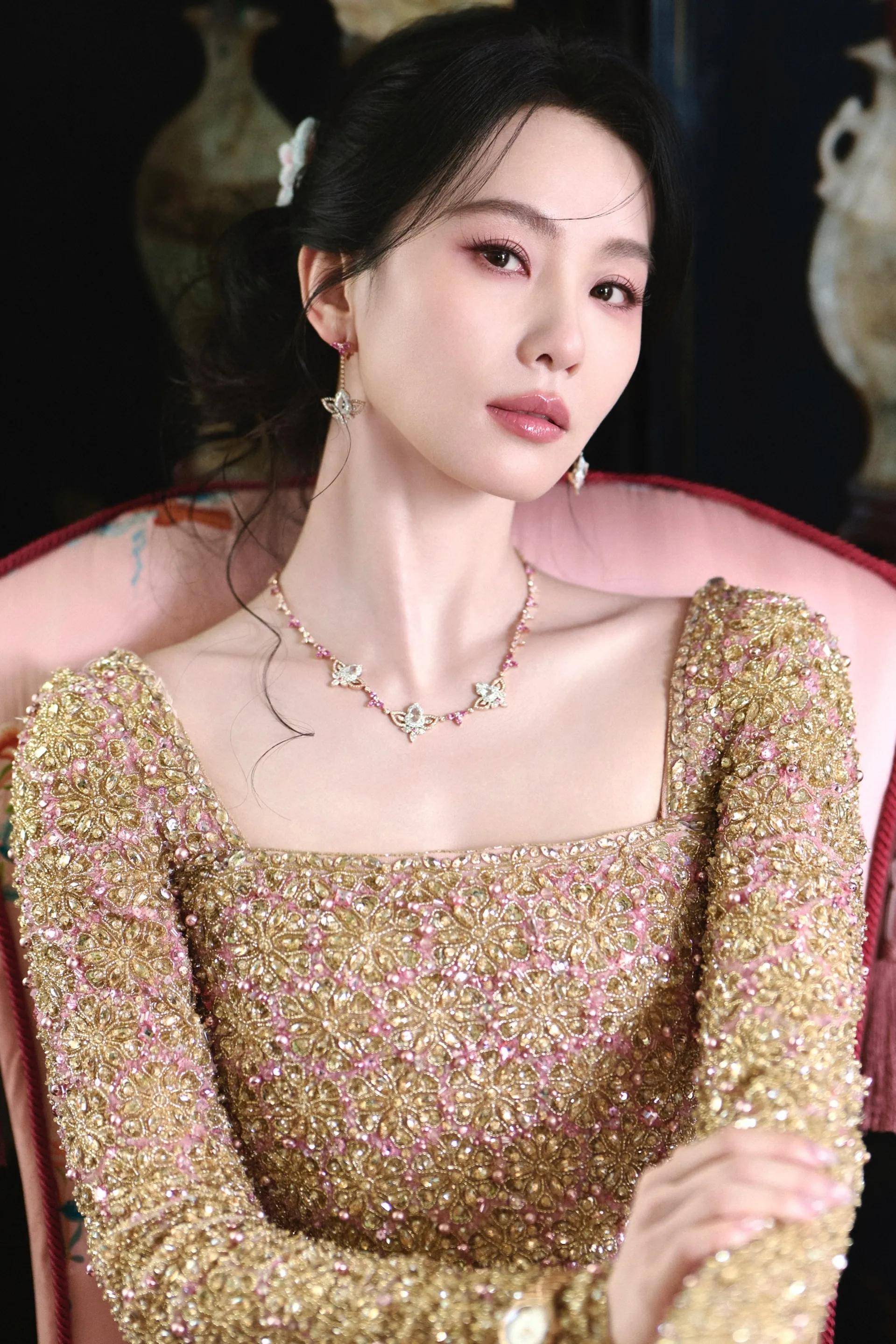 刘诗诗，美得如油画般迷人，宛如东方缪斯降临！