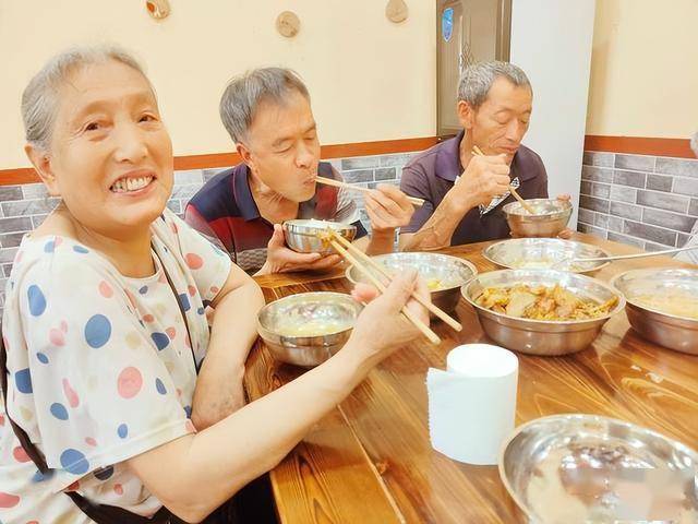 医生警示：这些早餐已被列为伤胰食物，老年人想护胰腺，要少碰！