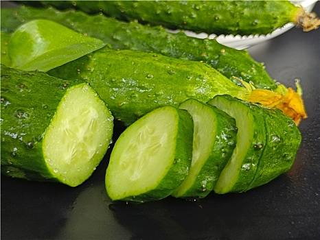 夏天常吃黄瓜的人，一段时间后，身体或有这些改善