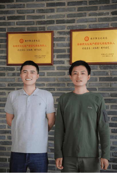 80后非遗兄弟 放下画笔拿起锄头做茶农