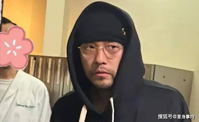 原创            46岁周杰伦近况曝光，因病困扰且背部微弯，需他人协助如厕