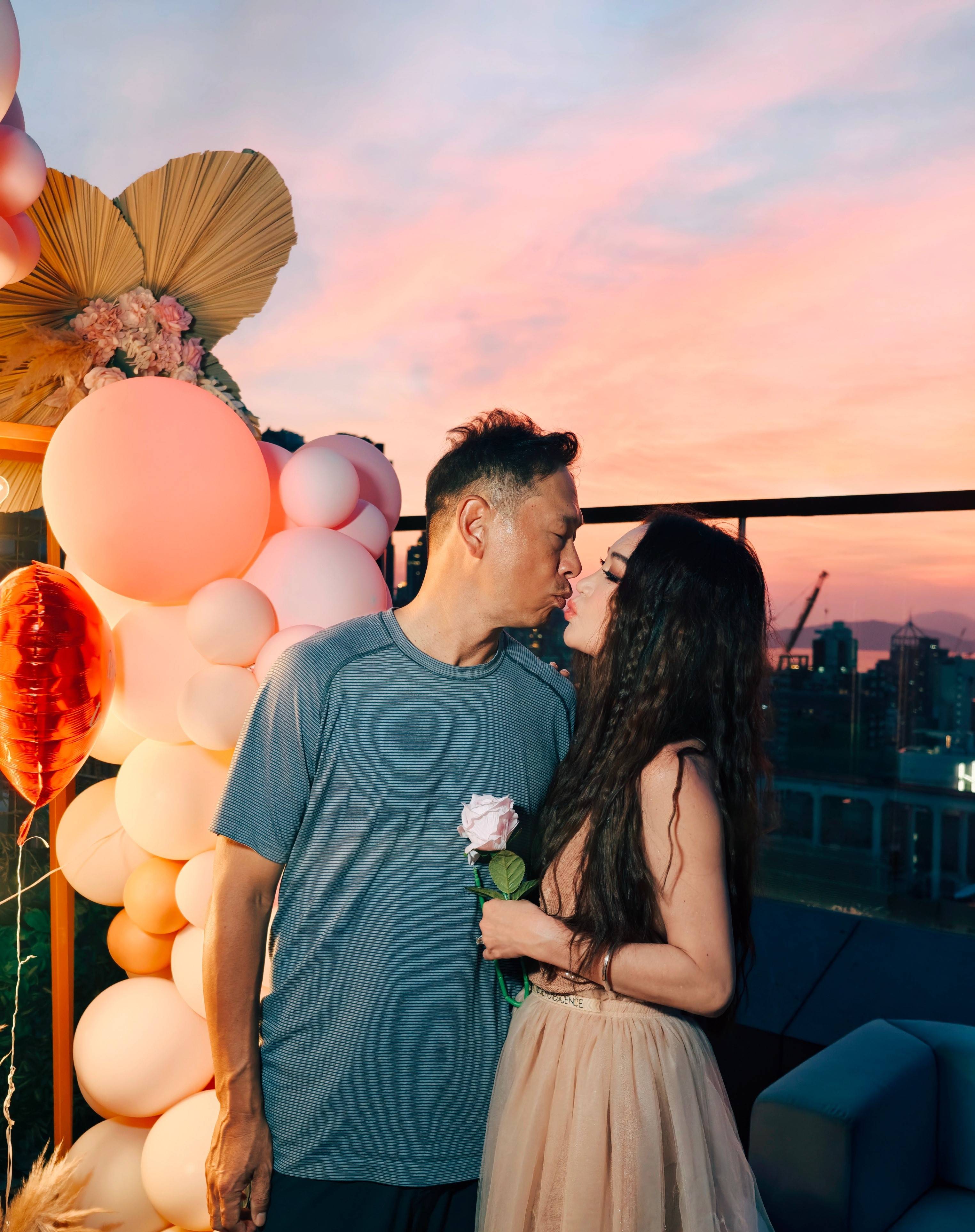 59岁温碧霞晒庆祝生日美照 和老公甜蜜亲吻超幸福