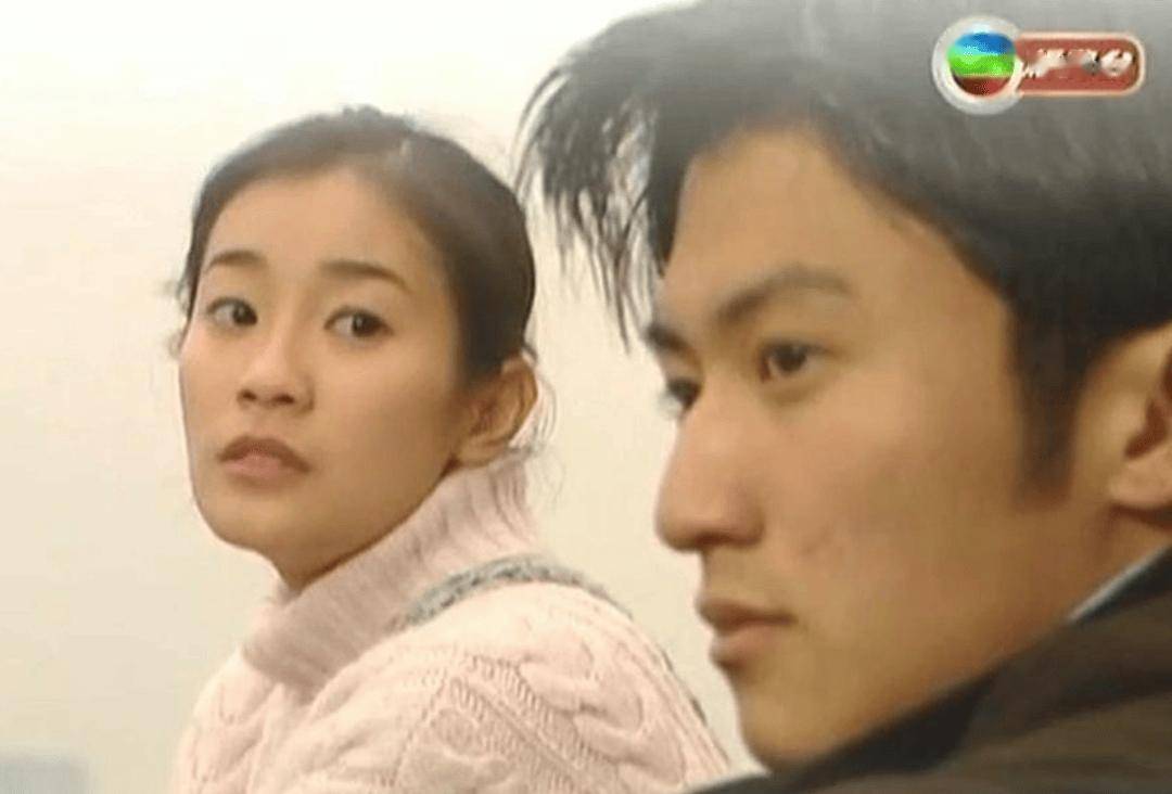 谢霆锋“初恋情人”低调捧场！可惜只能和海报合照！感性发文：25年没见真的成熟了