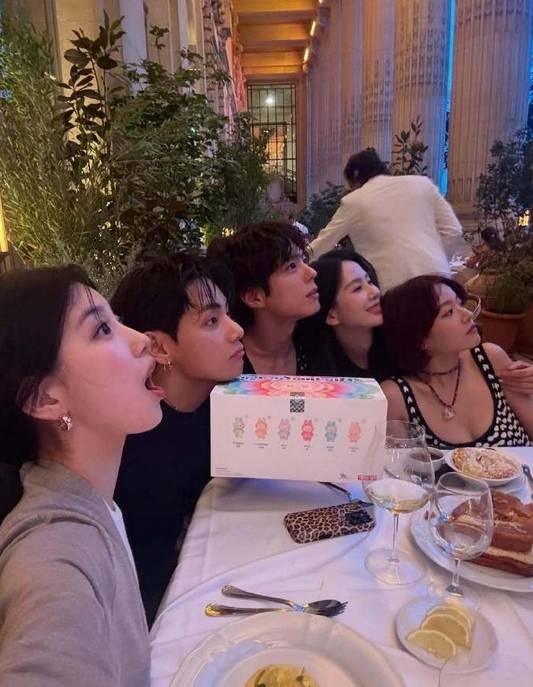 原创            刘诗诗李庚希裴秀智金泰亨朴宝剑自拍，随便一搭就是豪门姐弟