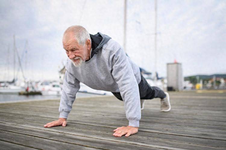 高血压还在做俯卧撑？医生劝诫：血压高的，别傻傻做这3类运动了