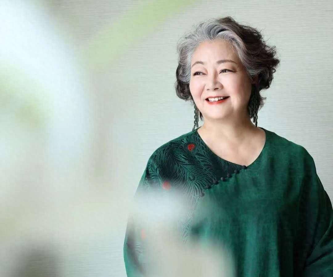 原创            她因长相多次被导演拒绝，丈夫养她6年，后来依靠演母亲红遍全国