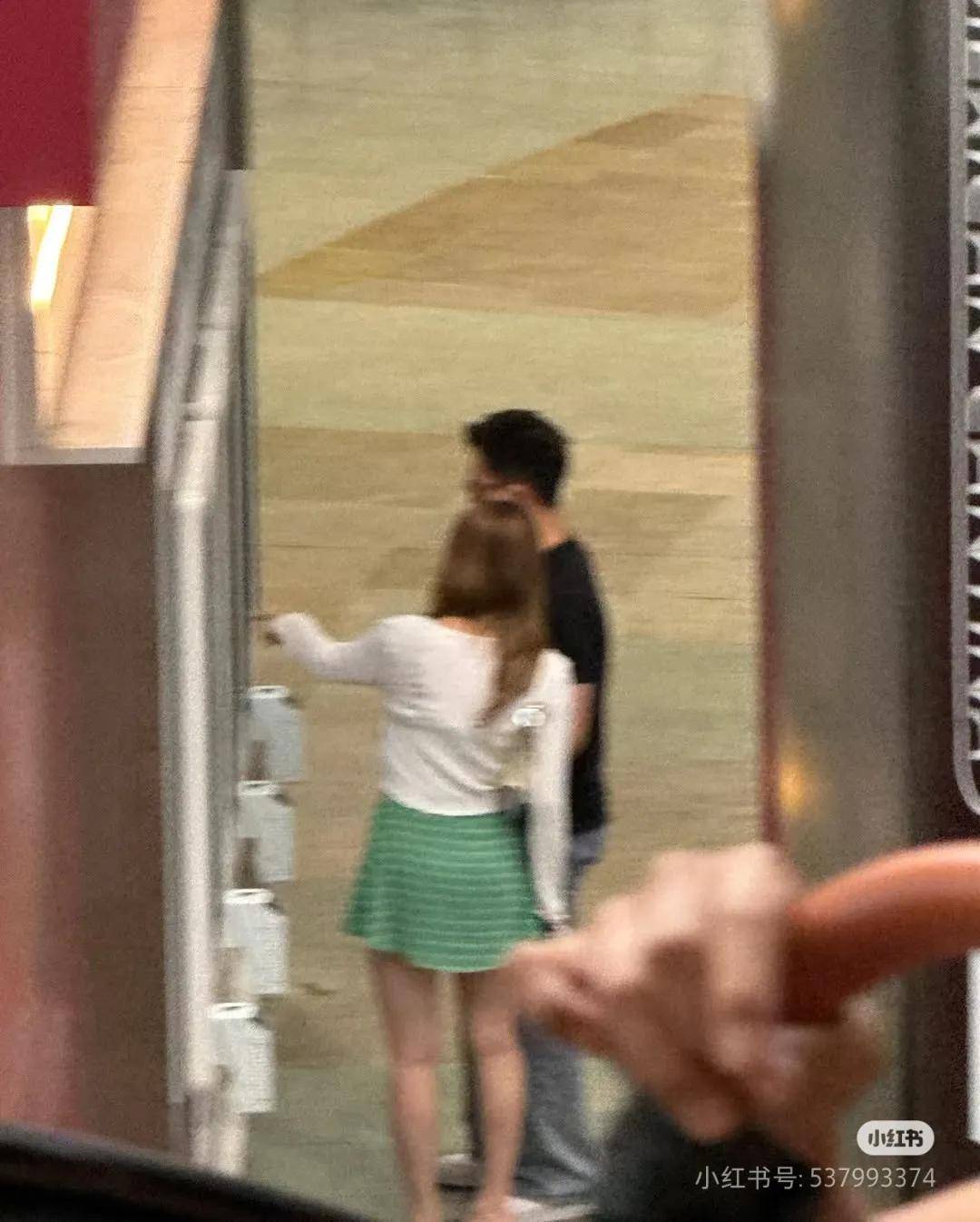 叶蒨文被拍到3号风球密会曾展望——我们真心相爱，绝对不容置疑