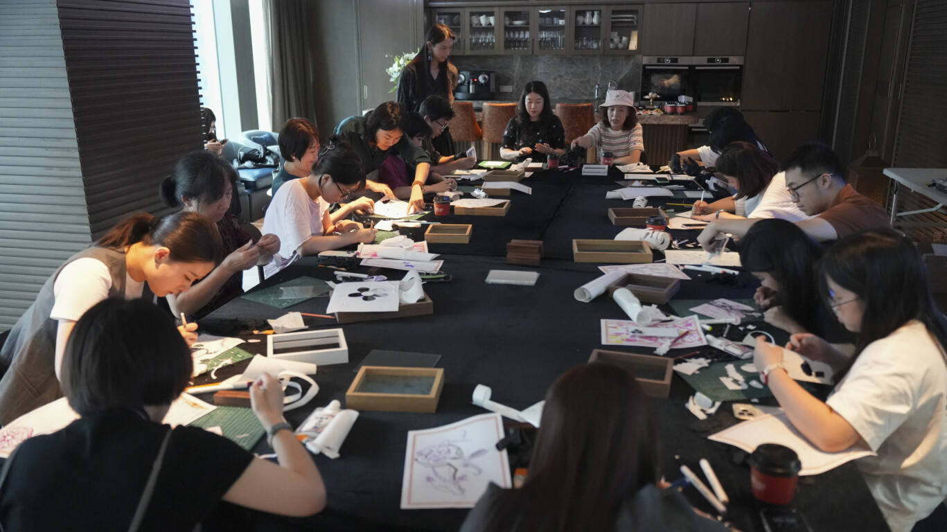 人人都可以成为“艺术家”，“镜中至她：身体与玻璃的对话”活动在广州举办