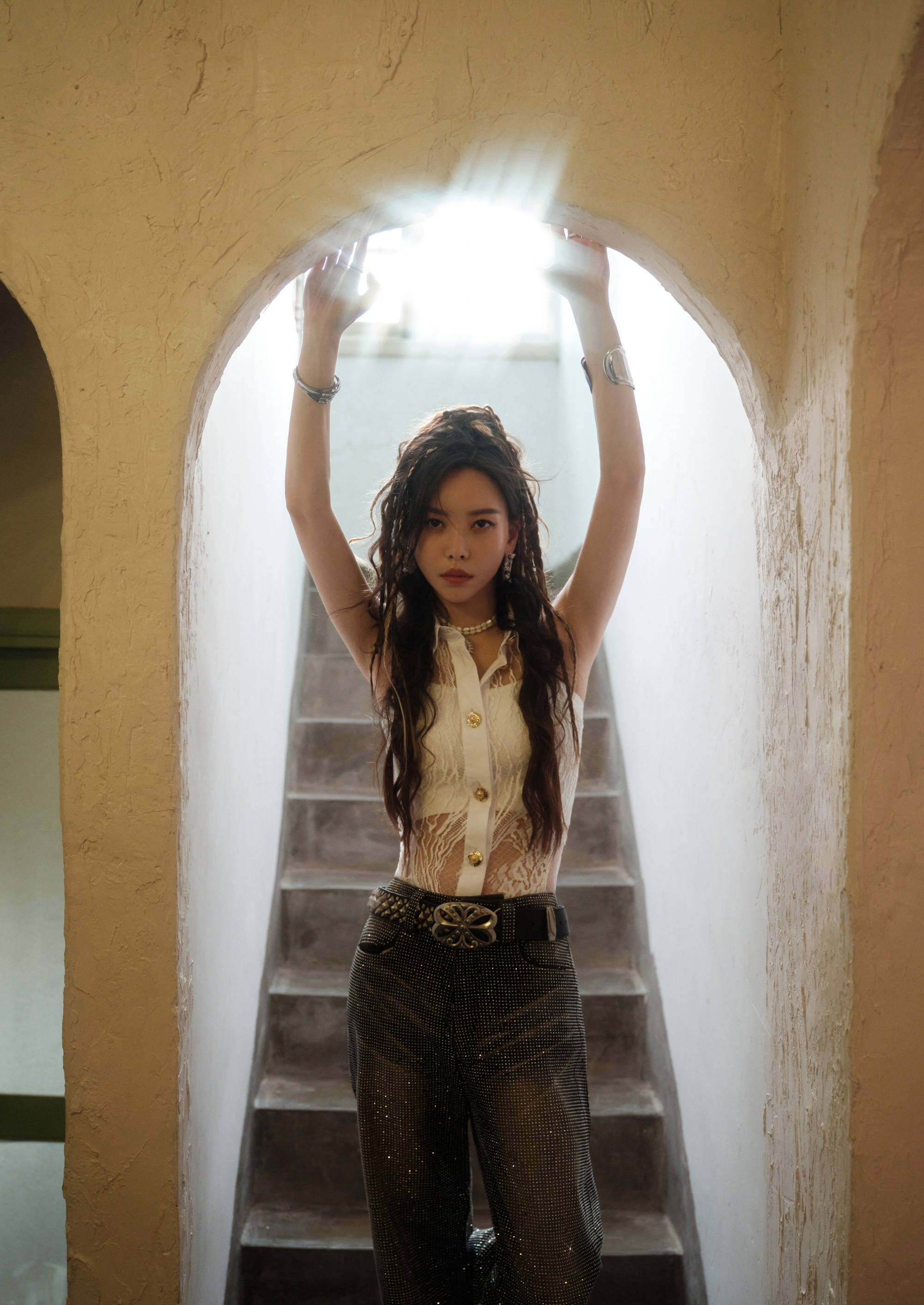 于文文穿白色蕾丝背心曲线曼妙 卷发配小烟熏妆个性十足