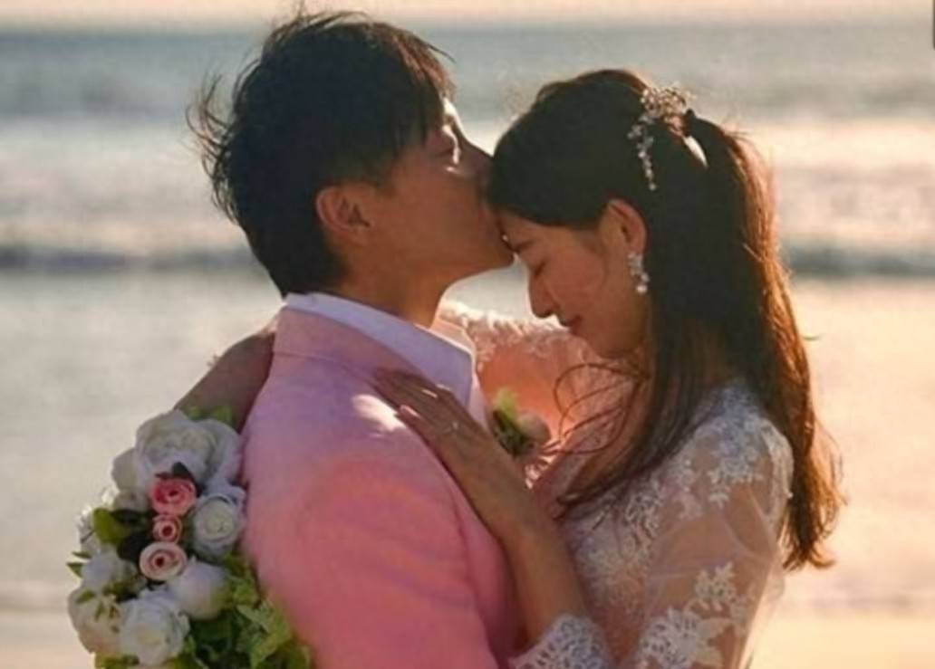 喜讯后首现身！45岁知名港星太太孕味浓，年初结婚更指是一击即中