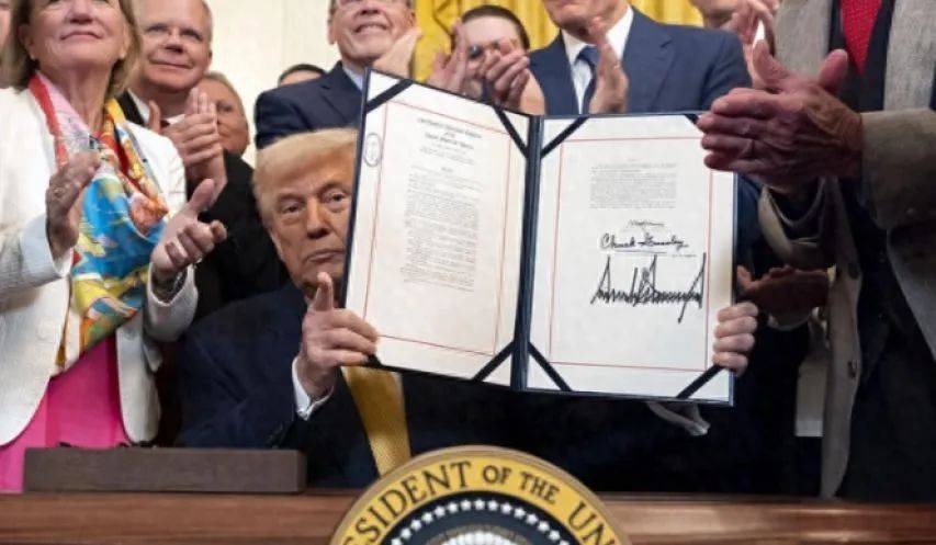 中方送出邀请，特朗普突然变了个人，对中国的态度不再强硬，美国果真扛不住了？