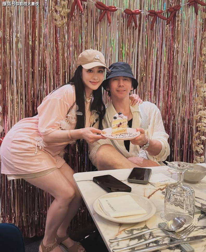 原创            大撒狗粮！钟丽缇晒亲吻合影，提前为张伦硕43岁庆生，恩爱溢出屏幕