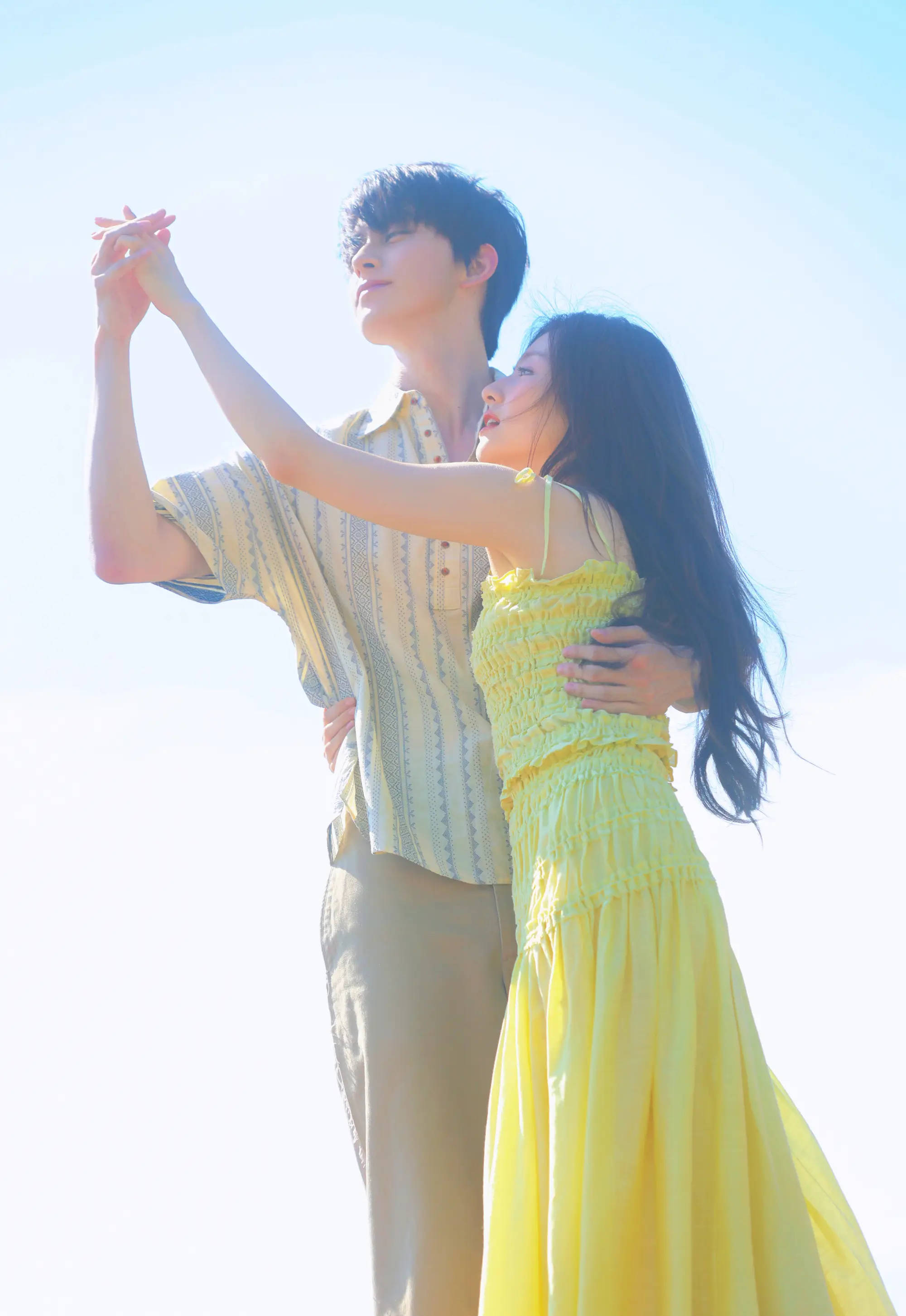 李兰迪敖瑞鹏拍摄双人写真大片！互动甜蜜CP感拉满