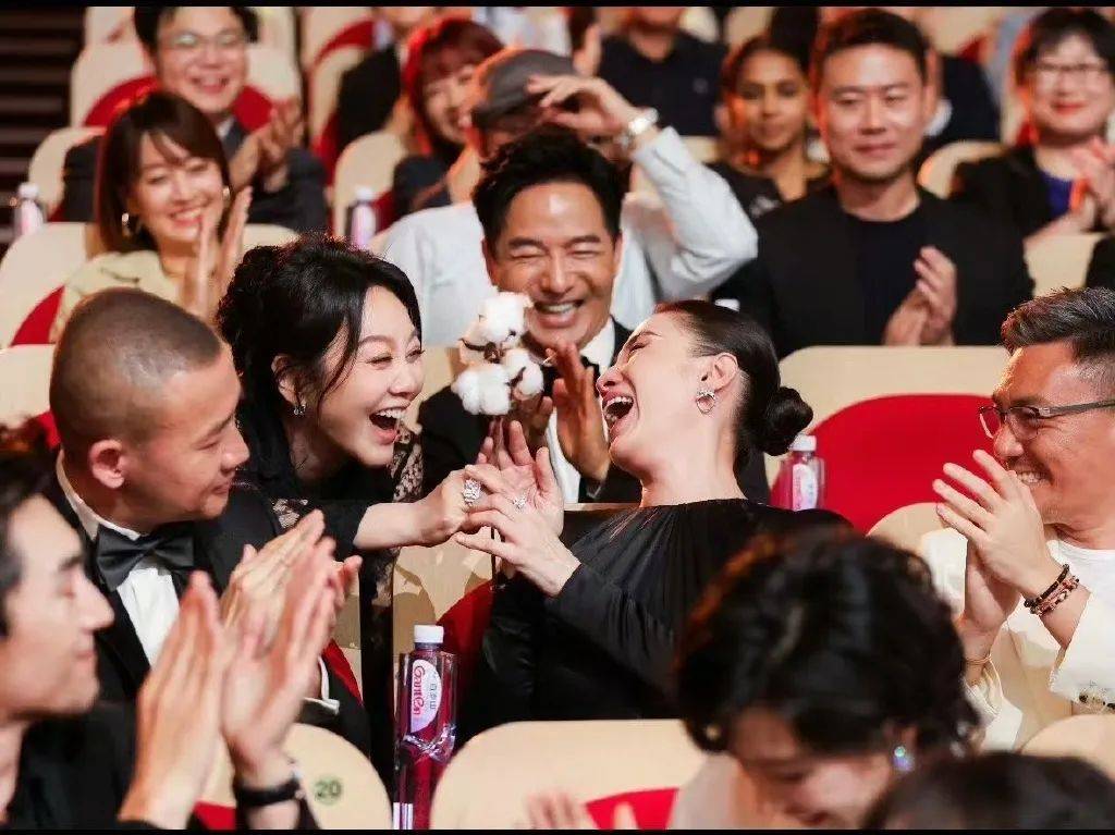 二封视后，宋佳等来了她的时代