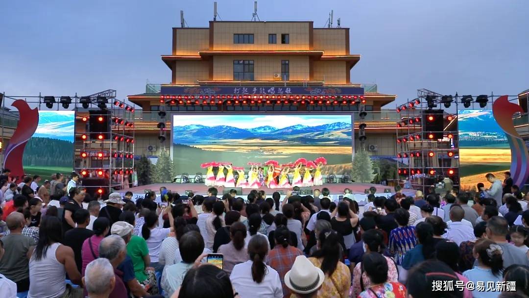 首届中国新疆民间艺术季优秀节目巡演走进第二师铁门关市 艺术之光照亮军垦新城