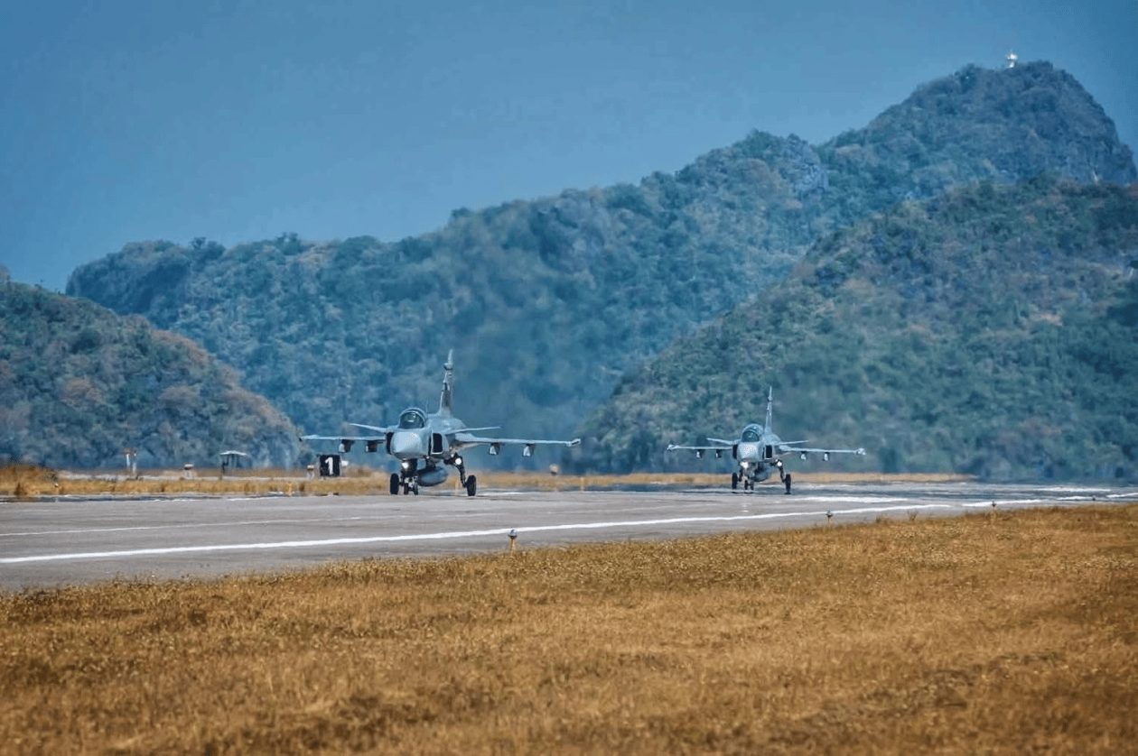 泰方打击柬埔寨军事设施，“海陆空三军均已上场”