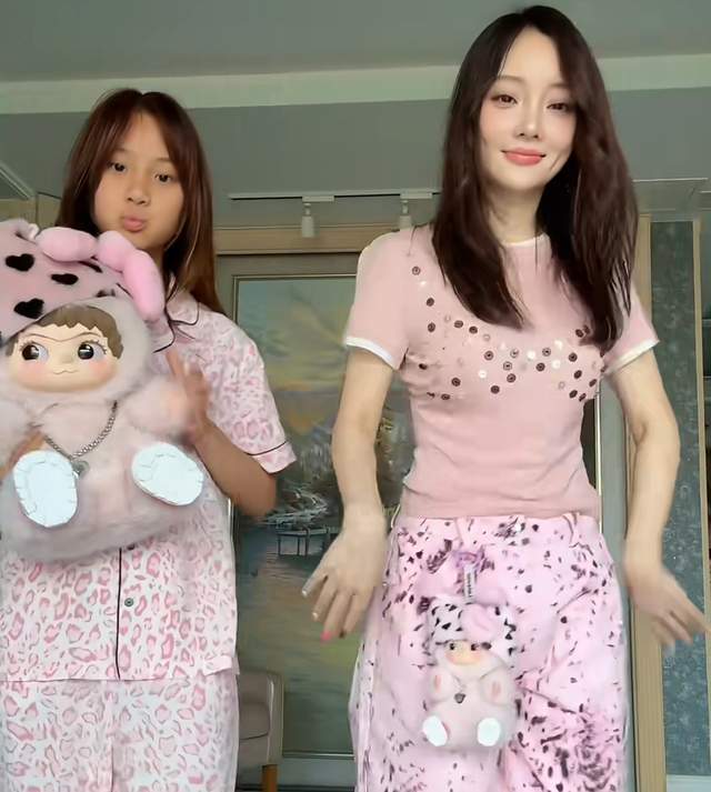 原创            李小璐有二胎了？家中出现婴儿椅和小男孩，疑似删除网友质疑评论