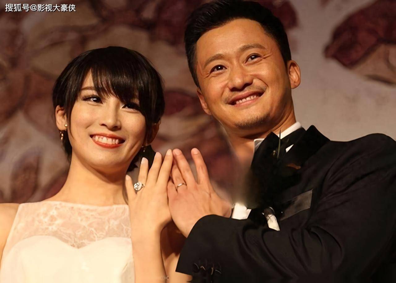 原创            吴京和家人在南宁烧烤被拍，穿了增高棉鞋，胡子拉碴，好油腻