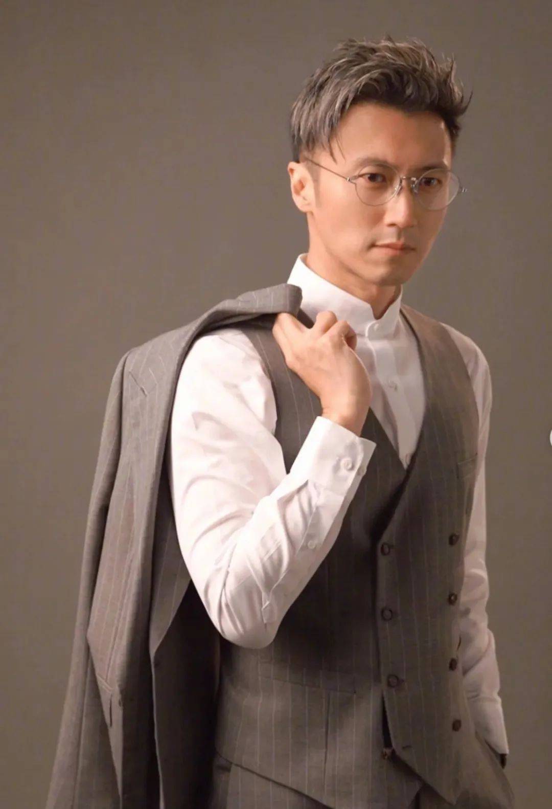 原创            谢霆锋再做煮饭综艺被指「劲作状」！