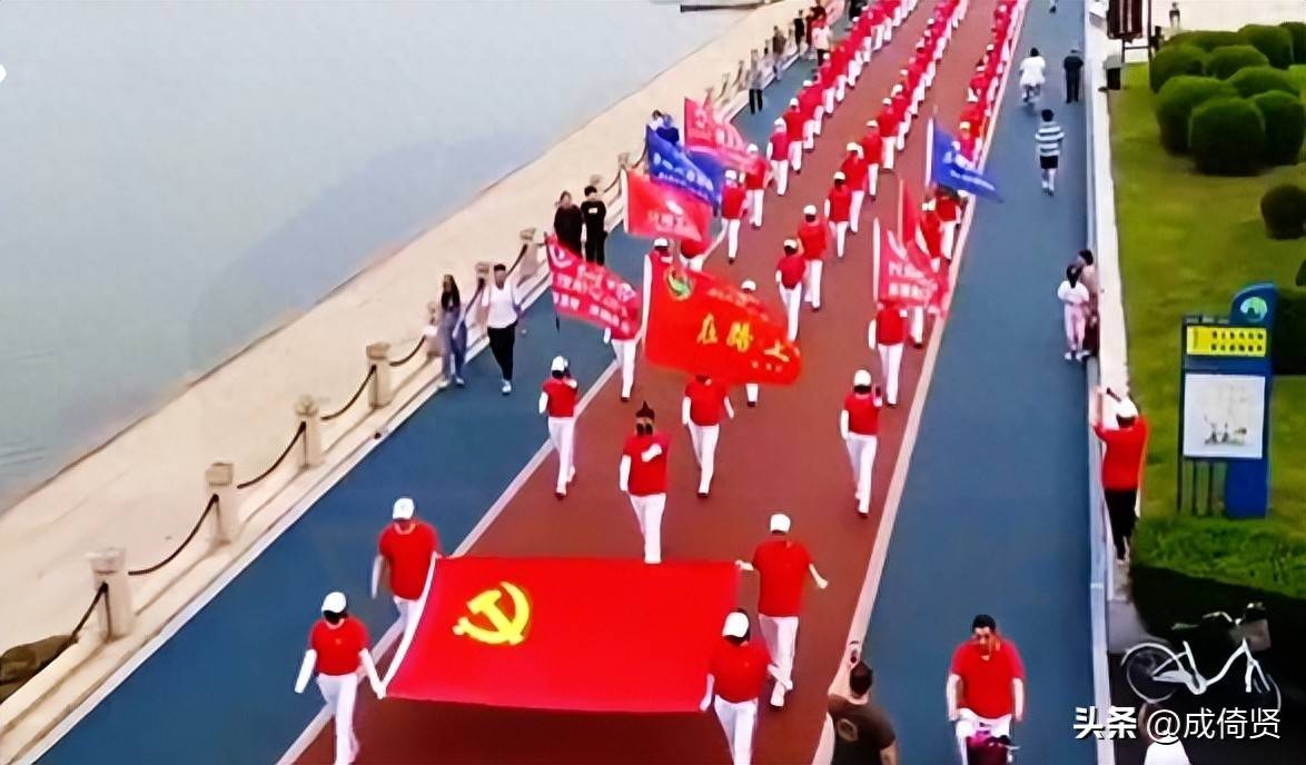 原创            暴走团党旗开道，谁给暴走团的权利？这种暴走团何时可以整治
