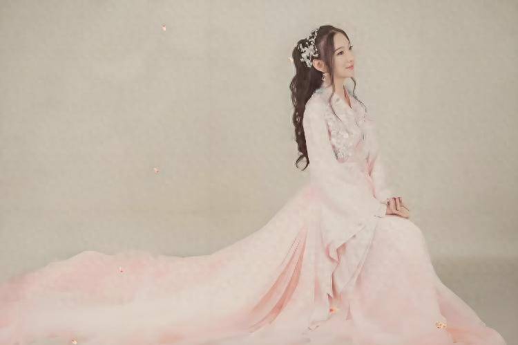 穿越时光的色彩对话：张馨月的艺术融合之境