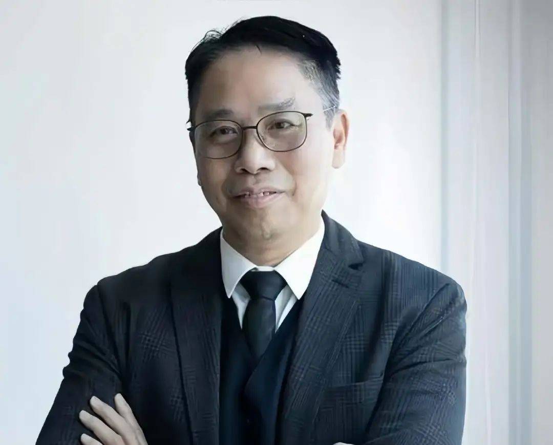 香港知名男星王祖蓝舅父破产，去年以67岁高龄老来得子