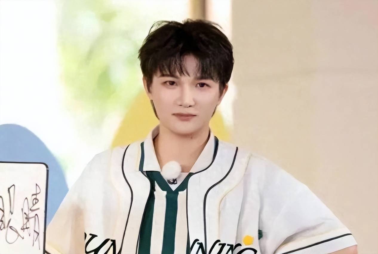 原创            周深遭嘉宾拖行，部分人指责节目组炒作，另有人认为粉丝反应过度