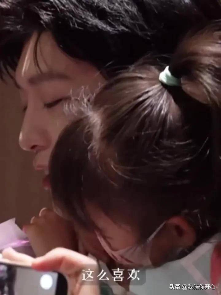 原创            郑恺女儿超爱范丞丞，双手紧抱不放，爸爸忍不住喊控制！