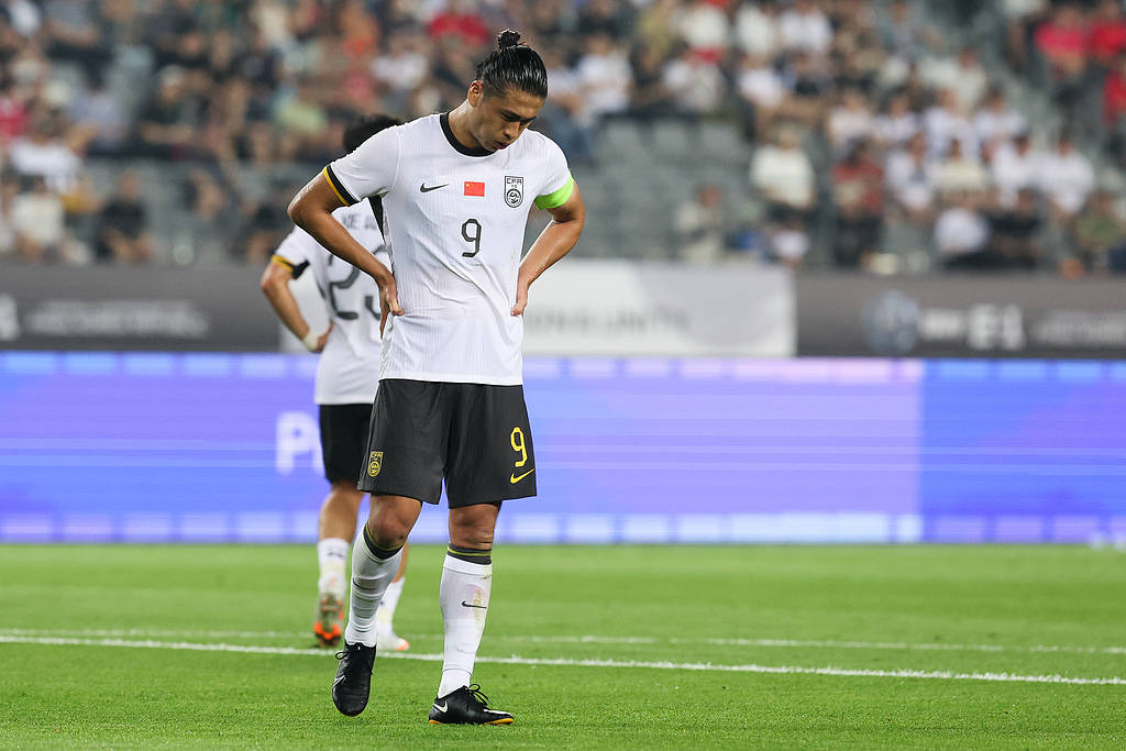 东亚杯-李东炅世界波朱辰杰冒顶送礼 国足首战0-3完败韩国