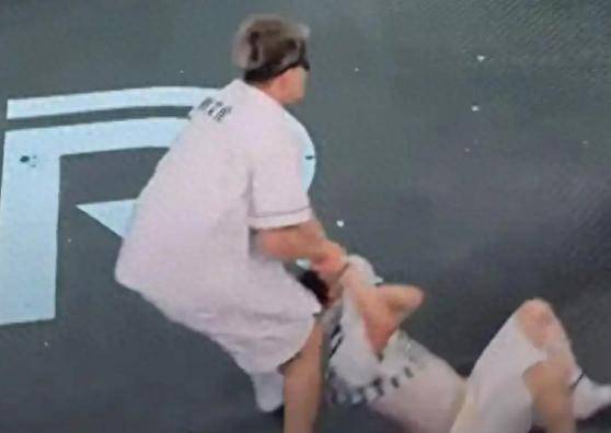 原创            录节目被拖十几秒，脸部受伤，蓝台的骚操作，周深不是唯一受害者