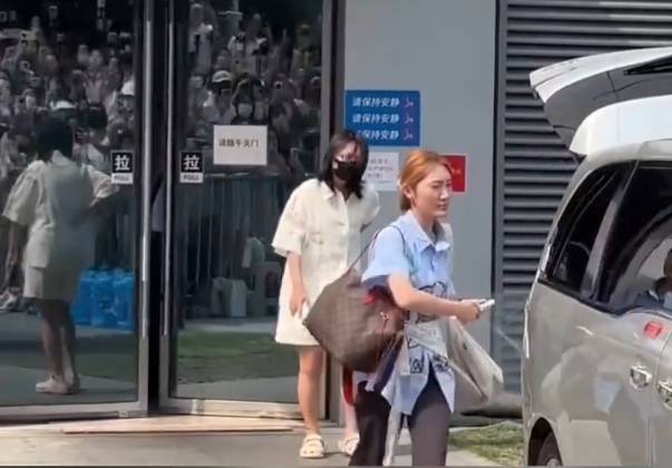 李雪琴疑似腰伤复发！全程弯腰走路步伐踉跄行动困难